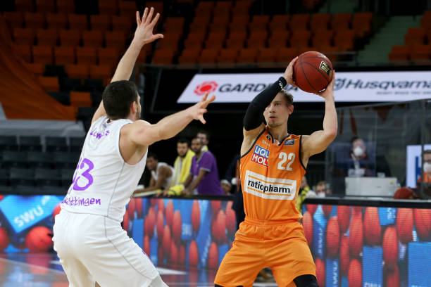 更与他个人 更与他个人